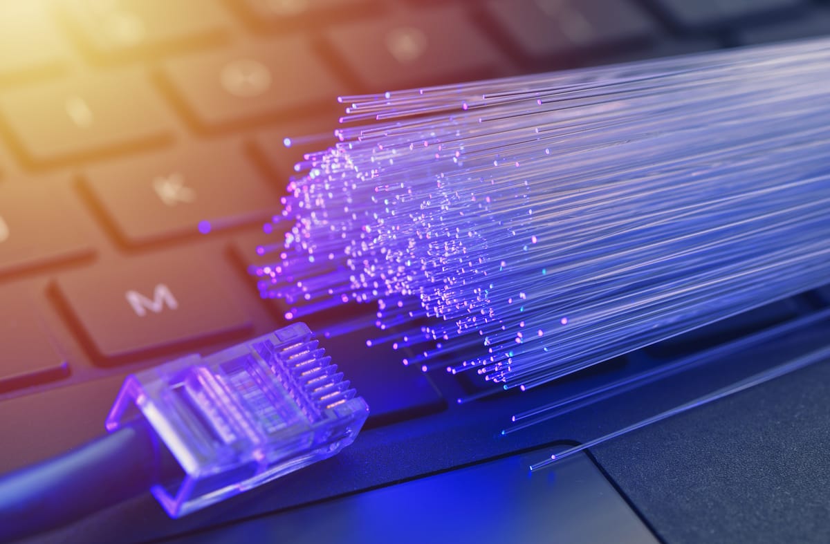 Cables de fibra óptica iluminados en un servidor corporativo de alta velocidad